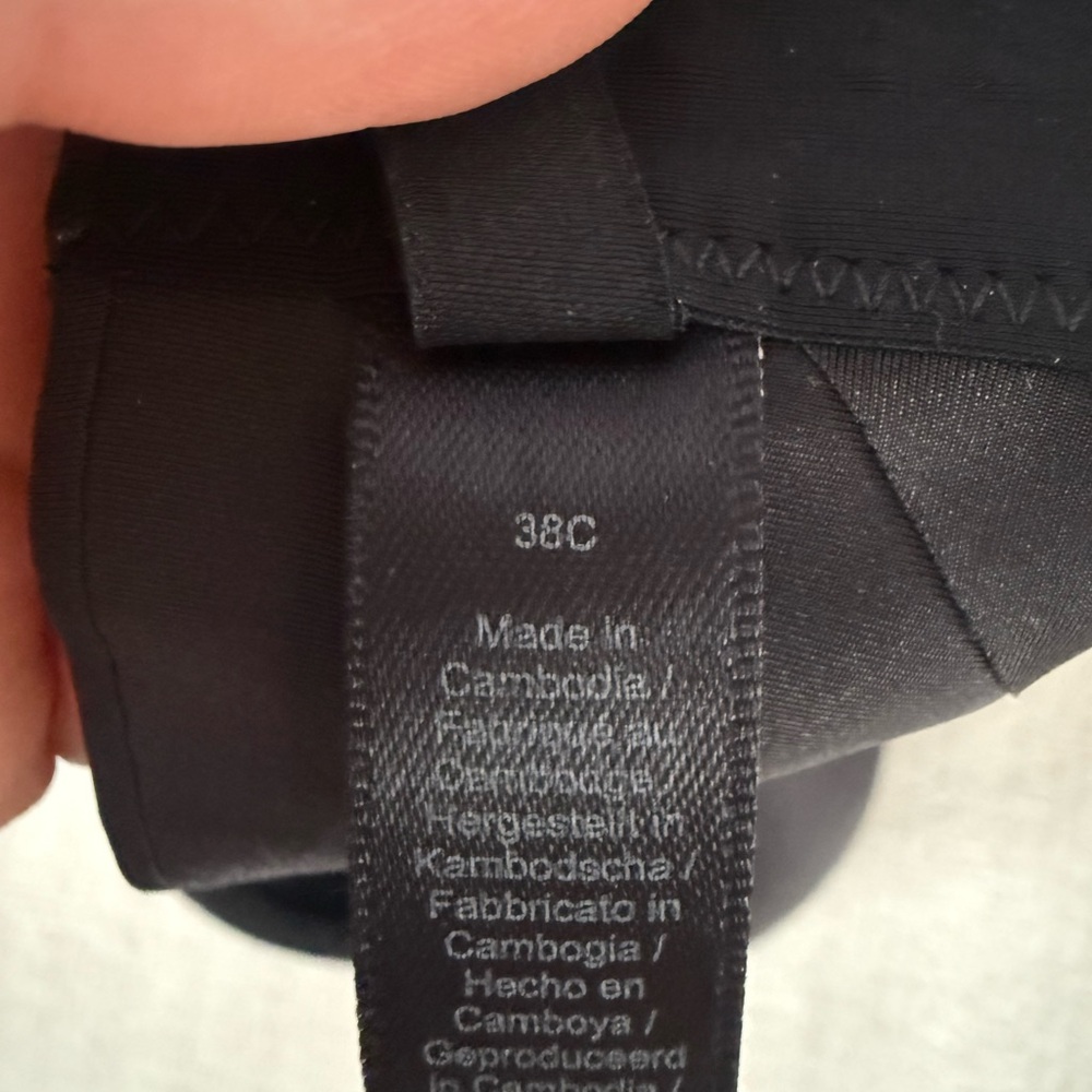 SKIMS Ultimate Teardrop Underwire Push-Up Bra - Picture 3 of 3